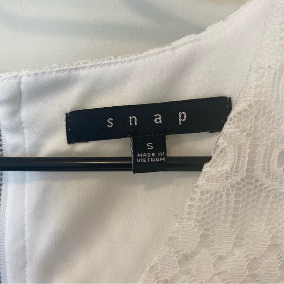 Snap White Lace Short Sleeve Lined Mini Dress Size Small - Picture 7 of 7